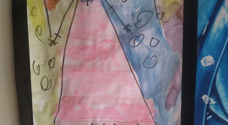 Nena dibujada en una cartulina con acuarelas