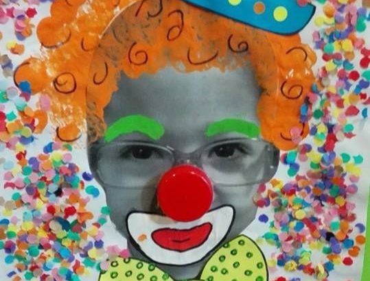 Foto de un nene intervenida con distintos materiales convertido a payaso