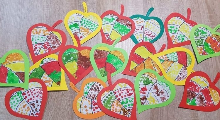 Hojas de árbol realizadas en papel y pintadas con los dedos