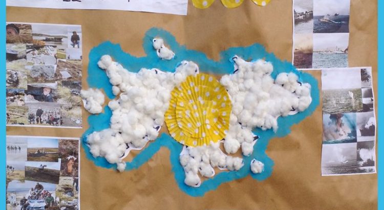 Islas Malvinas representadas en una cartulina con algodón