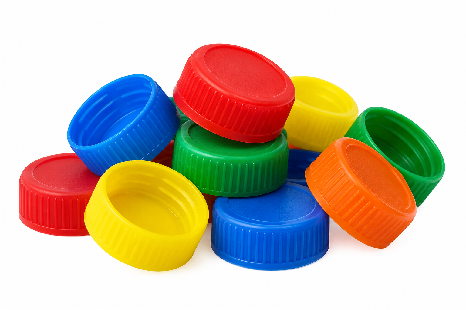 Montoncito de tapitas plásticas de colores sobre fondo blanco, material para contar con las tarjetas de dados