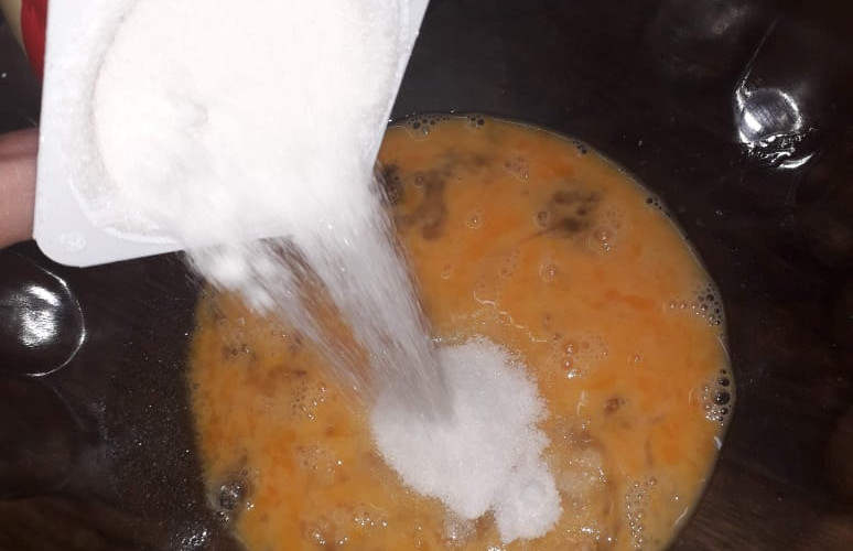 Agregando azúcar al Budín de Yogur