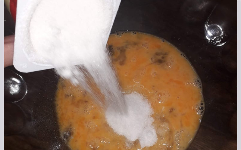 Agregando azúcar al Budín de Yogur