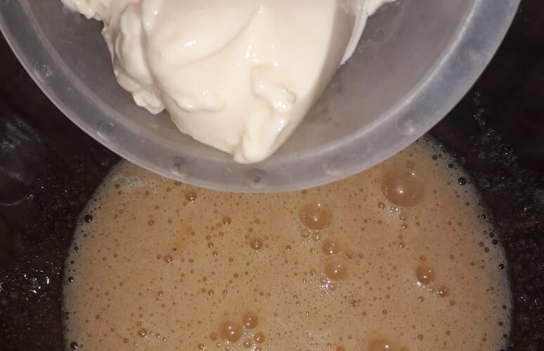 Agregando el Yogur al Budín