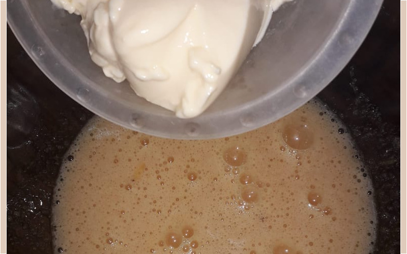 Agregando el Yogur al Budín