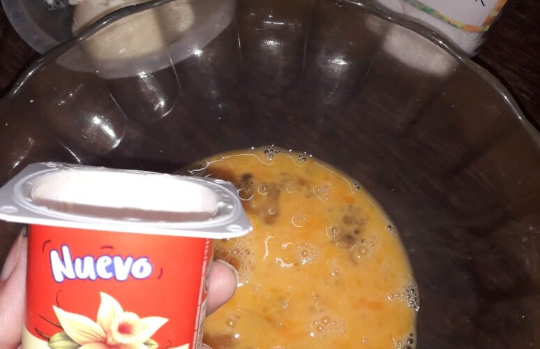Empezando la mezcla de los ingredientes del Budín de Yogur