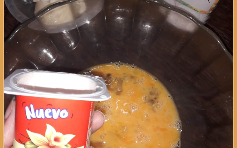 Empezando la mezcla de los ingredientes del Budín de Yogur