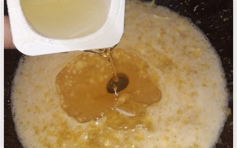Agregando huevo al Budín de Yogur