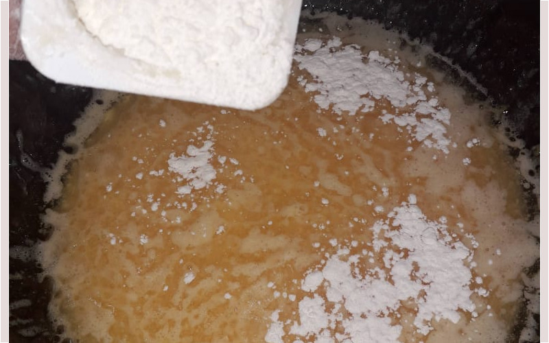 Agregando harina a la mezcla del Budín de Yogur