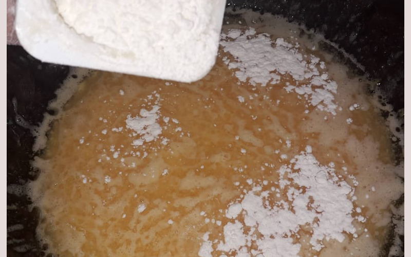 Agregando harina a la mezcla del Budín de Yogur