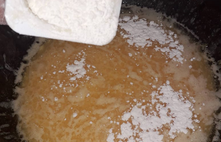 Agregando harina a la mezcla del Budín de Yogur