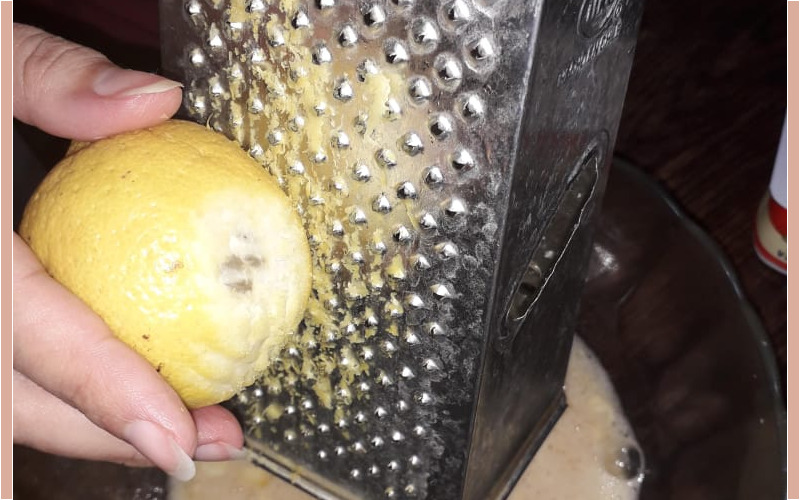Agregando ralladura de cáscara de limón al Budín de Yogur