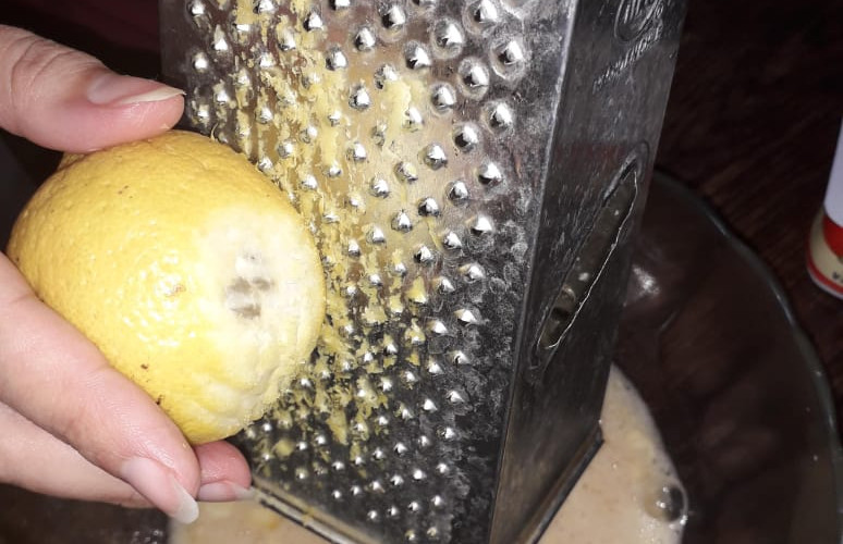 Agregando ralladura de cáscara de limón al Budín de Yogur
